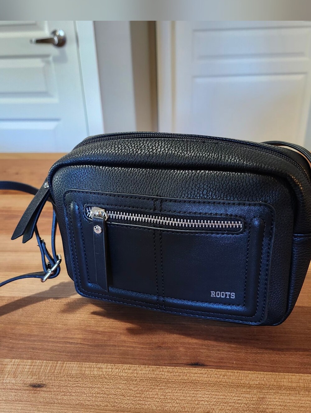 Mint Condition Roots Black Pebbled Vegan Leather Crossbody Bag. - Picture 4 of 15